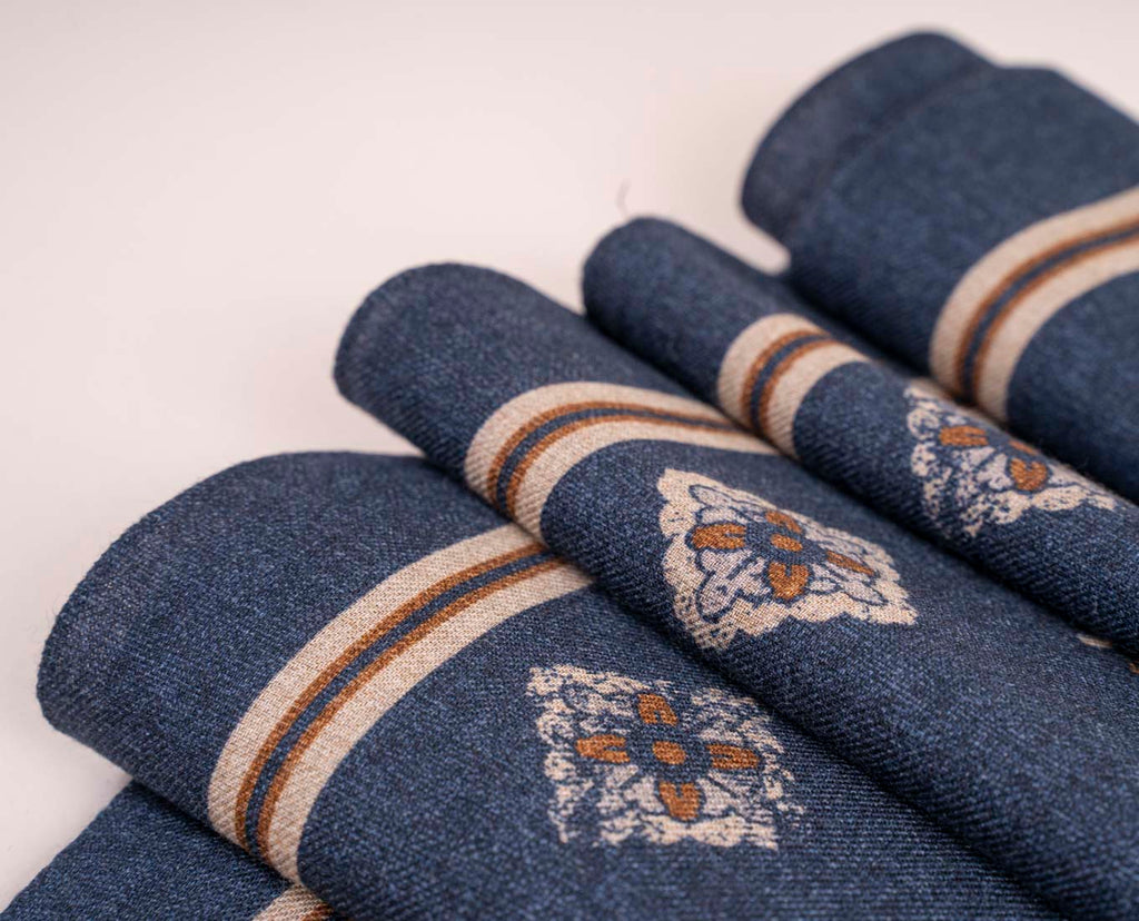 sciarpa blu motivo medaglioni paolo albizzati