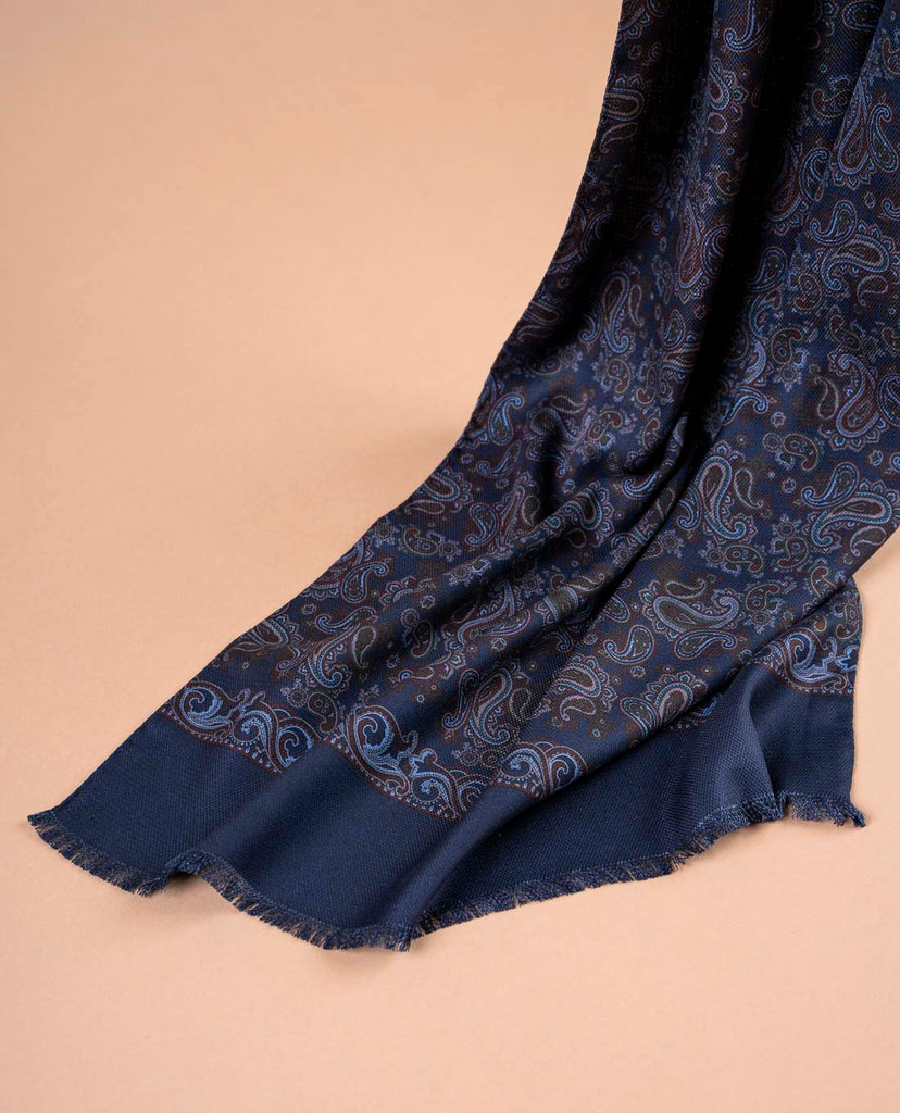 sciarpa blu in seta con doppia stampa paisley per uomo paolo albizzati